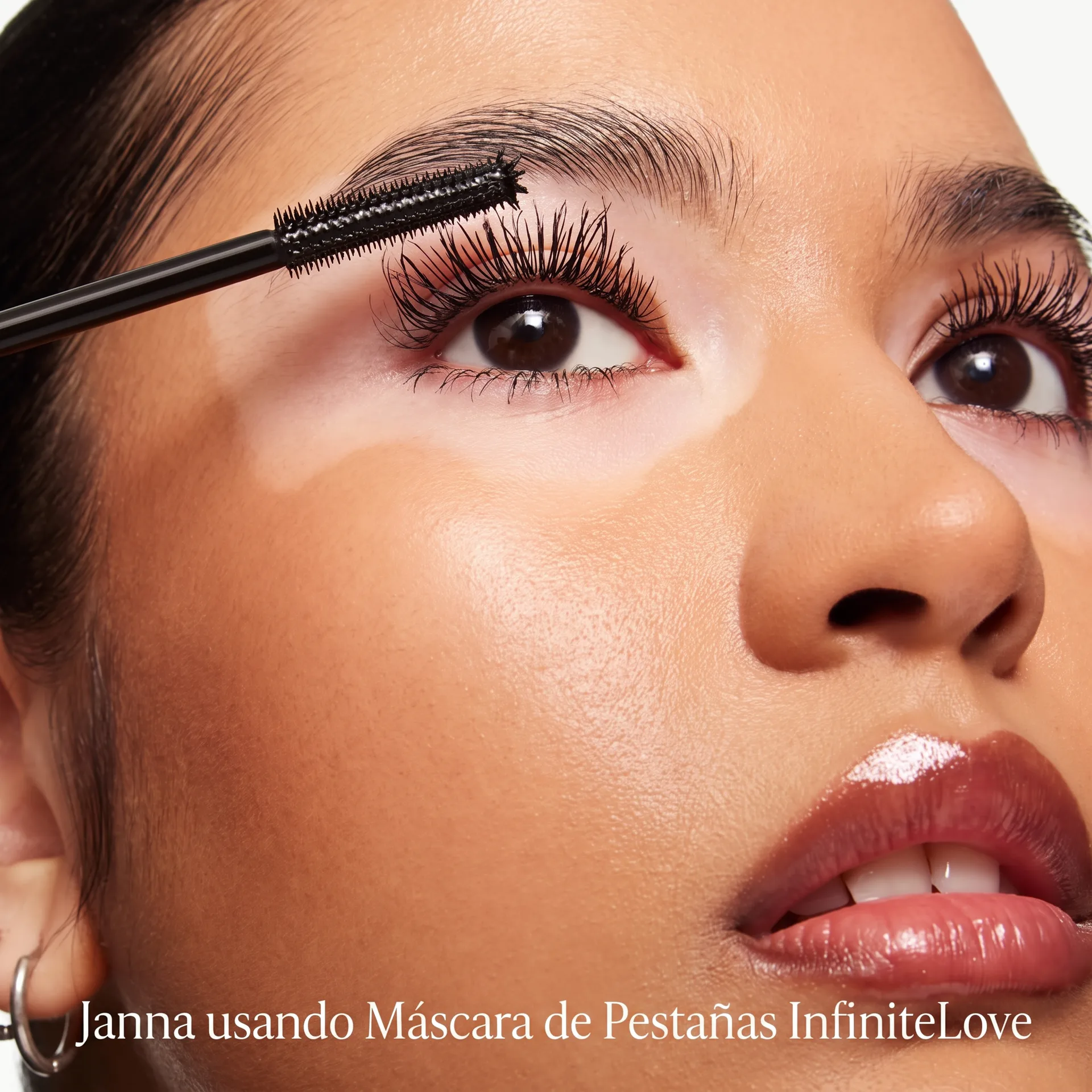 Janna usando Máscara de Pestañas InfiniteLove