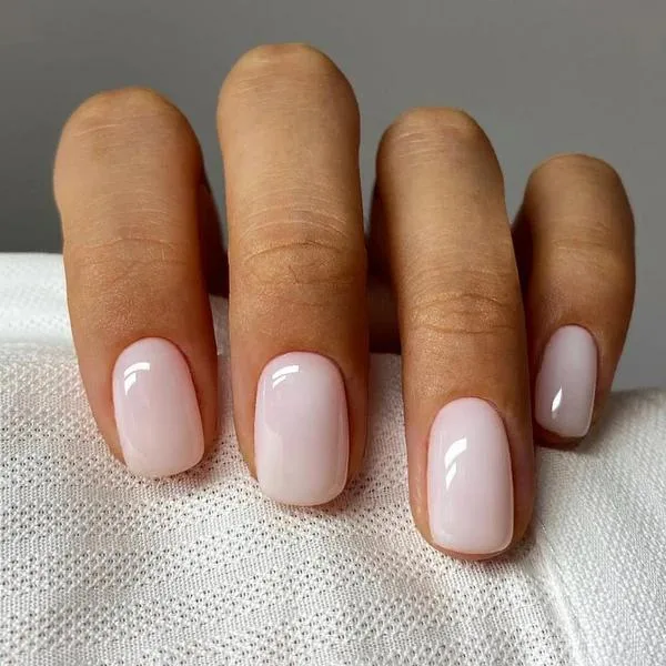 Uñas Blanco Lechoso Acabado Natural Elegante